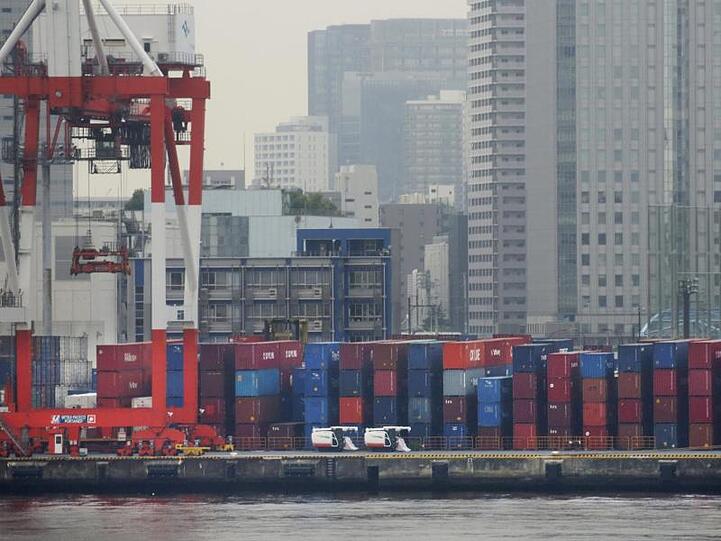 Container werden in einem Hafen in Tokio gestapelt. Das Interesse deutscher Unternehmen am japanischen Markt wächst.