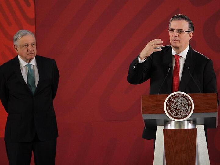 Mexikos Außenminister Marcelo Ebrard (r) erläutert zusammen mit Präsident Andres Manuel Lopez Obrador die "signifikanten" Verschärfung der Grenzkontrollen.