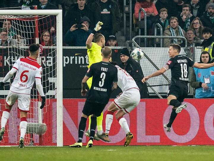 Werder Bremens Niklas Moisander (r) erzielt das 1:0 bei Fortuna Düsseldorf.