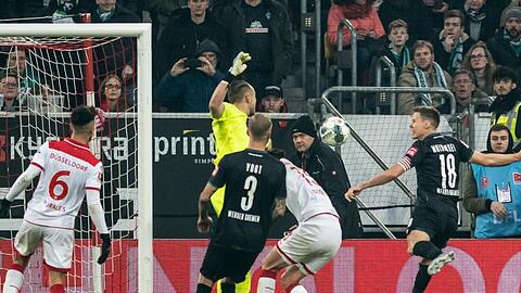 Werder Bremens Niklas Moisander (r) erzielt das 1:0 bei Fortuna Düsseldorf.
