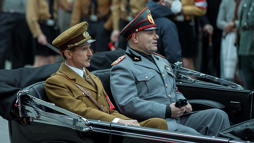 Ulrich Matthes (l) als Hitler einer Szene von "München - Im Angesicht des Krieges" (undatierte Filmszene). Der Film ist ab 21. Januar beim Streamingdienst Netflix zu sehen und spielt zwischen dem Ersten und dem Zweiten Weltkrieg.