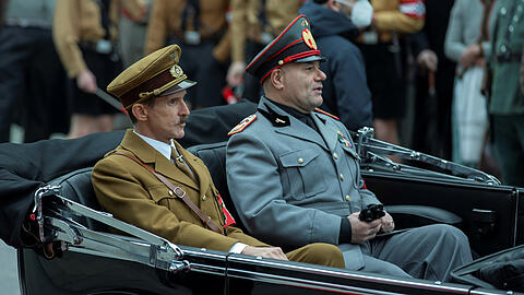 Ulrich Matthes (l) als Hitler einer Szene von "München - Im Angesicht des Krieges" (undatierte Filmszene). Der Film ist ab 21. Januar beim Streamingdienst Netflix zu sehen und spielt zwischen dem Ersten und dem Zweiten Weltkrieg.