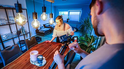 Der Freund der Influencerin filmt sie beim Putzen.