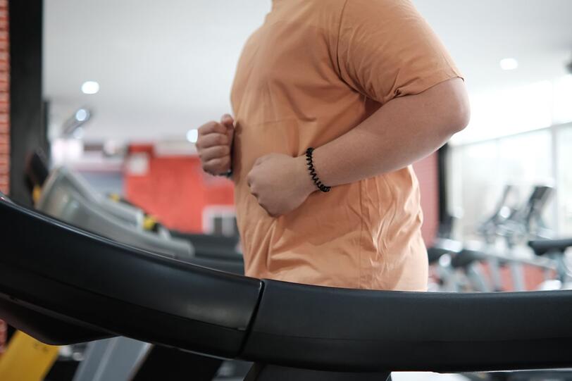 Durch Ausdauersport, der die Herzfrequenz hochhält, verbrennen Sie zwar Kalorien, doch das genügt nicht. Bauen Sie zusätzlich regelmäßiges Krafttraining ein, um Muskeln aufzubauen. Mehr Muskelmasse hält den Grundumsatz hoch und verbrennt den ganzen Tag Kalorien, nicht nur während des Trainings. Durch Ausdauersport, der die Herzfrequenz hochhält, verbrennen Sie zwar Kalorien, doch das genügt nicht. Bauen Sie zusätzlich regelmäßiges Krafttraining ein, um Muskeln aufzubauen. Mehr Muskelmasse hält den Grundumsatz hoch und verbrennt den ganzen Tag Kalorien, nicht nur während des Trainings.