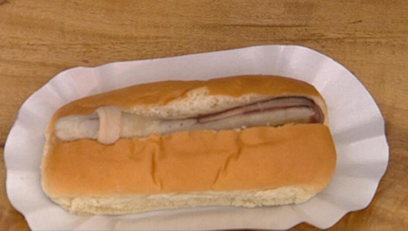 Ebenso wie den &bdquo;Hot Dog&ldquo; &ndash; Penis vom Buschhirsch.