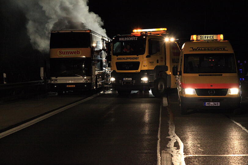 Ein Reisebus aus den Niederlanden steht auf der A8 in Richtung München in Flammen. Die Bilder vom Feuerwehreinsatz.