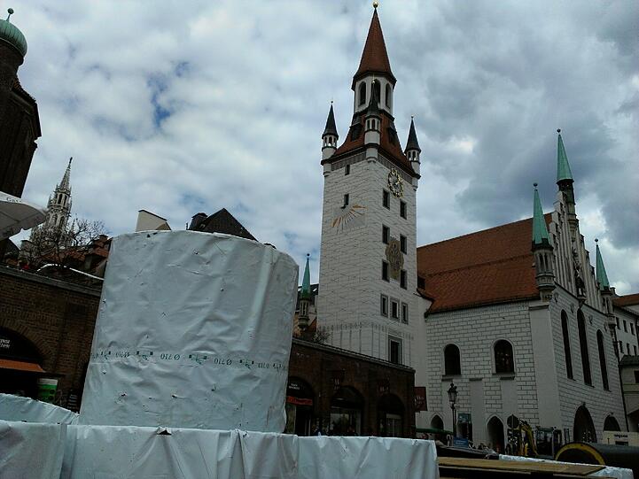 Am Viktualienmarkt, gegenüber der Heilig-Geist-Kirche, stapelt sich Baumaterial für die Arbeiten rund um den Marienplatz.