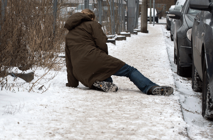 Wenn es im Winter glatt und rutschig ist, passiert schnell ein Unfall.
