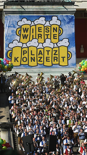 Die Kapelle, bestehend aus Musikern aller Festzelte.