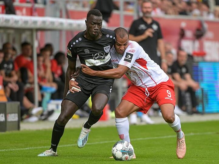 Silas Wamangituka vom VfB Stuttgart (l) kämpft mit dem Regensburger Jann George um den Ball.