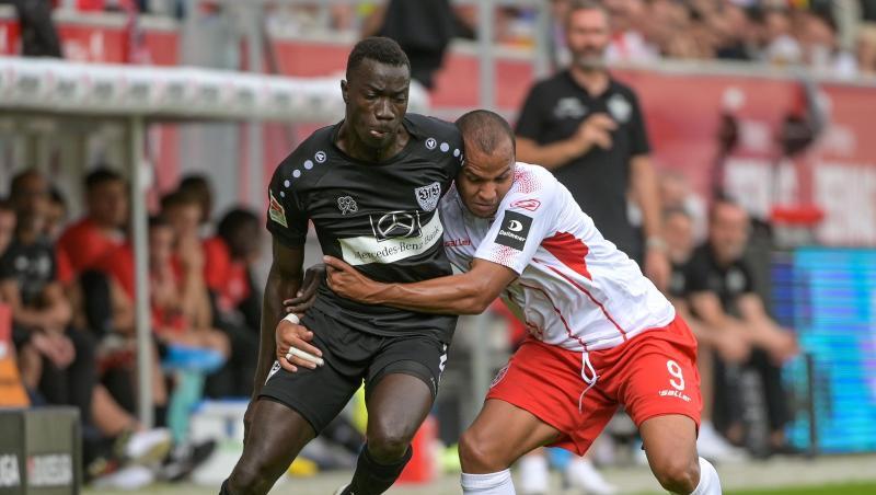 Silas Wamangituka vom VfB Stuttgart (l) kämpft mit dem Regensburger Jann George um den Ball. Silas Wamangituka vom VfB Stuttgart (l) kämpft mit dem Regensburger Jann George um den Ball.
