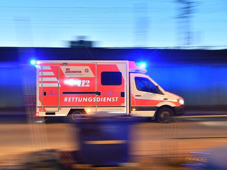 Ein Rettungswagen ist mit eingeschaltetem Blaulicht im Einsatz. Foto: Boris Roessler/dpa/Archivbild