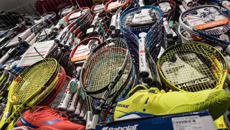 Tennisschläger und Tennisschuhe stehen in einem Regal in einem Geschäft. Foto: Daniel Maurer/dpa/Archivbild Tennisschläger und Tennisschuhe stehen in einem Regal in einem Geschäft. Foto: Daniel Maurer/dpa/Archivbild