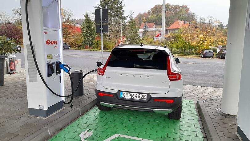 Ladestopp: Am Schnelllader nimmt sich der Strom-SChwede bis zu 150 Kilowatt. Ladestopp: Am Schnelllader nimmt sich der Strom-SChwede bis zu 150 Kilowatt.