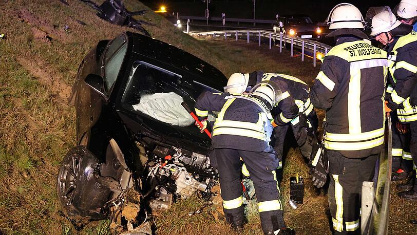 Bei dem Crash blieb der Fahrer des Teslas augenscheinlich unverletzt, der Sachschaden dürfte jedoch relativ hoch sein. Bei dem Crash blieb der Fahrer des Teslas augenscheinlich unverletzt, der Sachschaden dürfte jedoch relativ hoch sein.