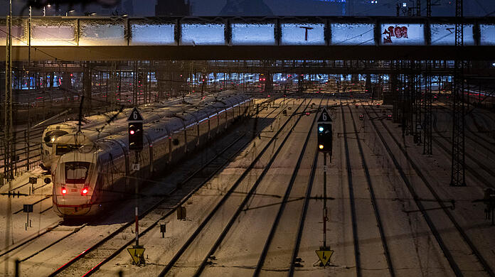 ICE-Schnellzüge auf Abstellgleisen vor dem Münchner Hauptbahnhof: Der Streik der Lokführergewerkschaft GDL hat den Zugverkehr auch in Bayern teilweise zum Erliegen gebracht.
