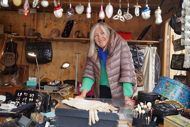 Tricia Leonard (78) ist Jazzsängerin und hat ein Faible für antiken Schmuck, Vintage-Spitzen und Stickereien. Vieles an ihrem Dult-Stand hat sie aus London mitgebracht. Tricia Leonard (78) ist Jazzsängerin und hat ein Faible für antiken Schmuck, Vintage-Spitzen und Stickereien. Vieles an ihrem Dult-Stand hat sie aus London mitgebracht.
