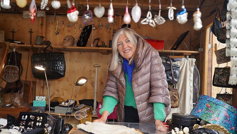 Tricia Leonard (78) ist Jazzsängerin und hat ein Faible für antiken Schmuck, Vintage-Spitzen und Stickereien. Vieles an ihrem Dult-Stand hat sie aus London mitgebracht. Tricia Leonard (78) ist Jazzsängerin und hat ein Faible für antiken Schmuck, Vintage-Spitzen und Stickereien. Vieles an ihrem Dult-Stand hat sie aus London mitgebracht.