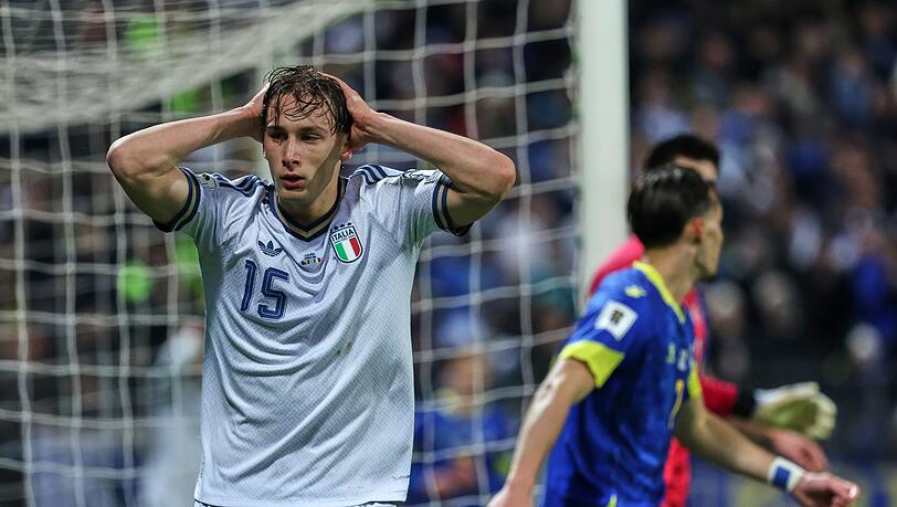 Zum Verzweifeln: Nationalst&uuml;rmer Pio Esposito fasst sich an den Kopf.