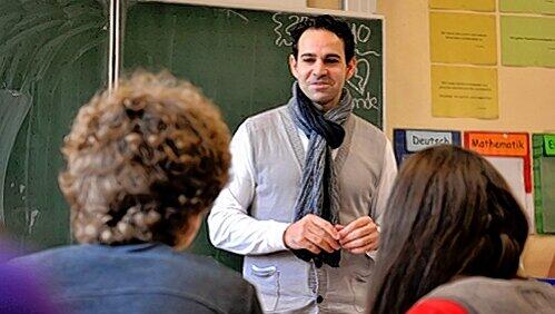 Ein Lehrer am Gymnasium: Jetzt streiten Stadt Nürnberg und der Freistaat um seine Bezahlung. Ein Lehrer am Gymnasium: Jetzt streiten Stadt Nürnberg und der Freistaat um seine Bezahlung.