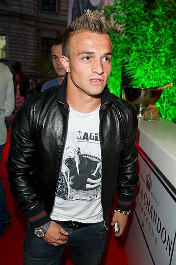 Shaqiri vom FC Bayern in schicker Lederjacke
