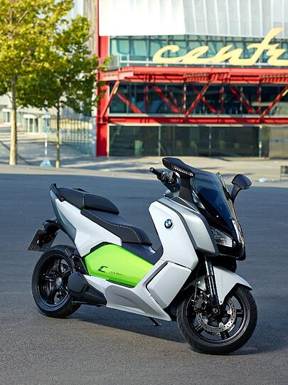 Der Elektroroller C evolution von BMW schafft an die 100 Kilometer am Stück.