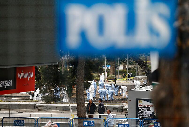 Bei dem Autobomben-Anschlag an einer Bushaltestelle in Ankara sind 37 Menschen getötet worden.