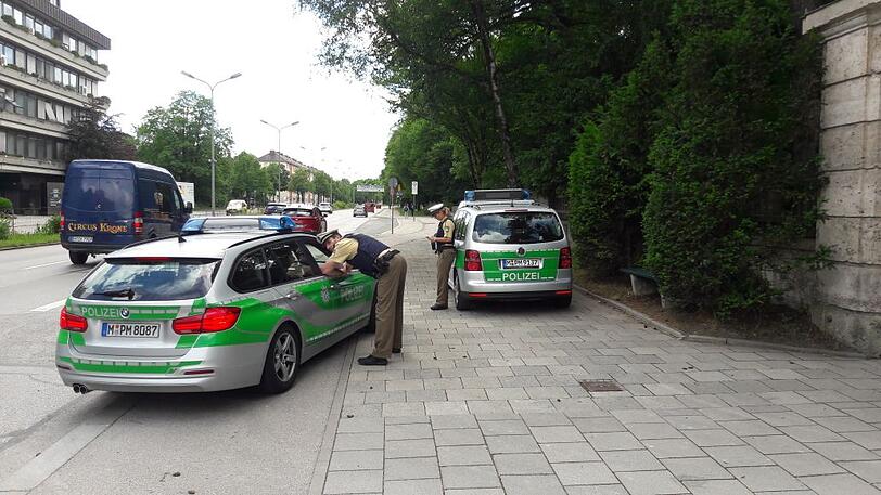 Acht Polizeibeamte bewachten den Waldfriedhof