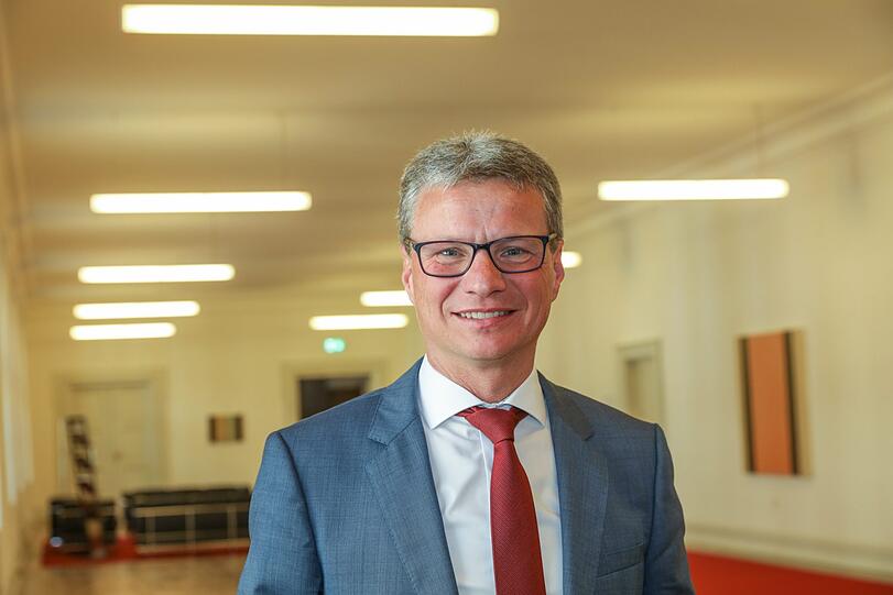 Bernd Sibler im Ministergang seines Ministeriums am Salvatorplatz.