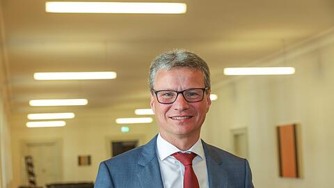 Bernd Sibler im Ministergang seines Ministeriums am Salvatorplatz.