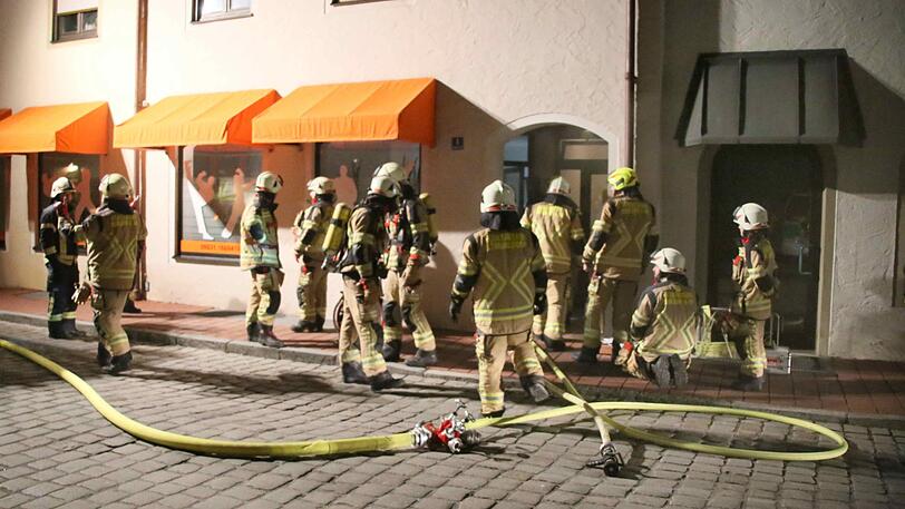 Dichter Rauch in Mühldorf: Ein vermeintlicher Brand in einem Geschäft entpuppte sich als zu viel Weihrauch.