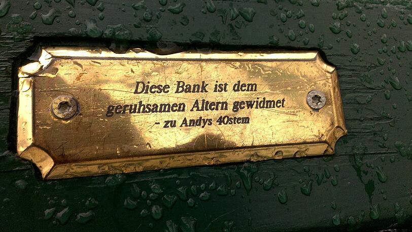 Im Englischen Garten und Nymphenburger Schlosspark haben Münchner tausende Plaketten mit Widmungen auf Parkbänken angebracht.