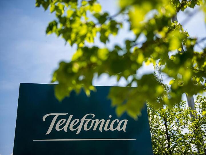Das Logo des Telekommunikationsanbieters Telefonica ist auf einem Schild in der Nähe der Zentrale zu sehen.
