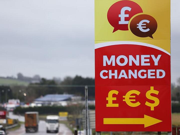 Werbetafel einer Wechselstube zum Tausch von Pfund und Euro an der Grenze zwischen der Republik Irland und der britischen Region Nordirland.