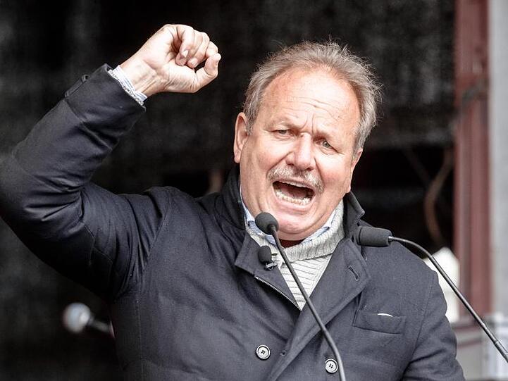 Der Verdi-Vorsitzende Frank Bsirske spricht auf der DGB-Demonstration in Hamburg.