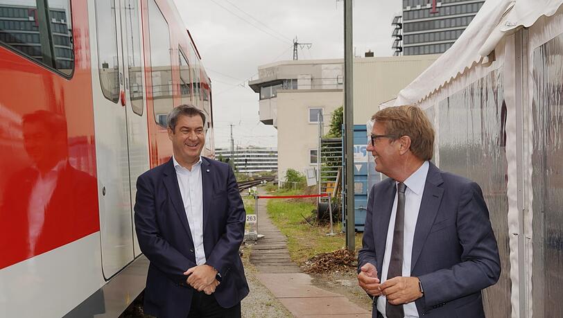 Gute Laune am alten Stellwerk (v. l.): Markus Söder und Ronald Pofalla. Gute Laune am alten Stellwerk (v. l.): Markus Söder und Ronald Pofalla.