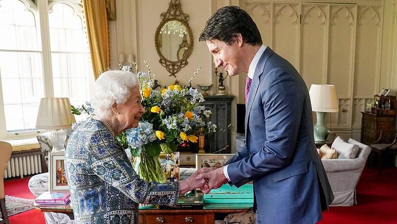 Queen Elizabeth II. und Justin Trudeau bei der Audienz auf Schloss Windsor.