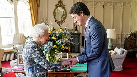 Queen Elizabeth II. und Justin Trudeau bei der Audienz auf Schloss Windsor.