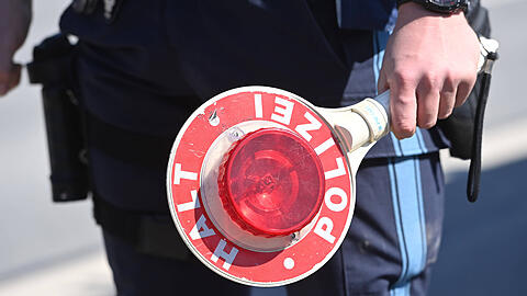 Nach einem Unfall auf der Ungererstraße war die Fahrbahn für eineinhalb Stunden gesperrt. (Symbolbild)