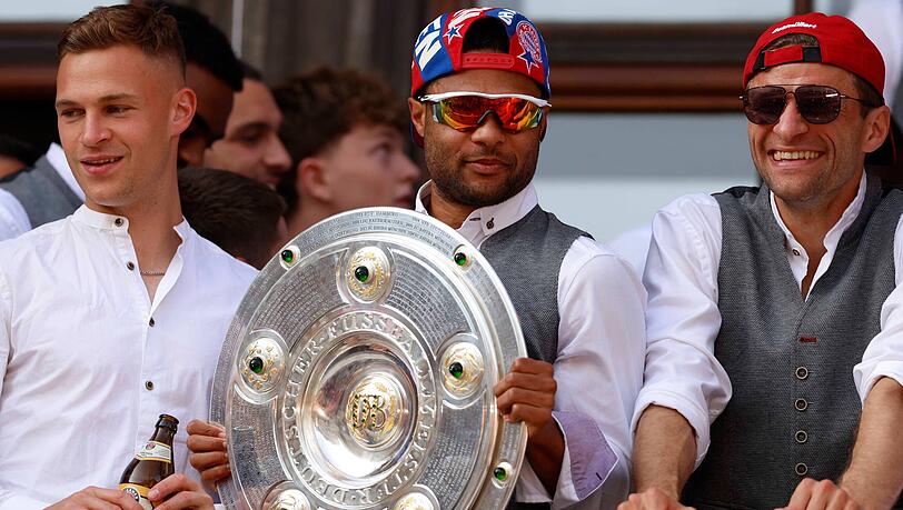 Da gehst her! Die Meisterschale soll am Ende der Saison wieder in Händen der Bayern-Stars sein.