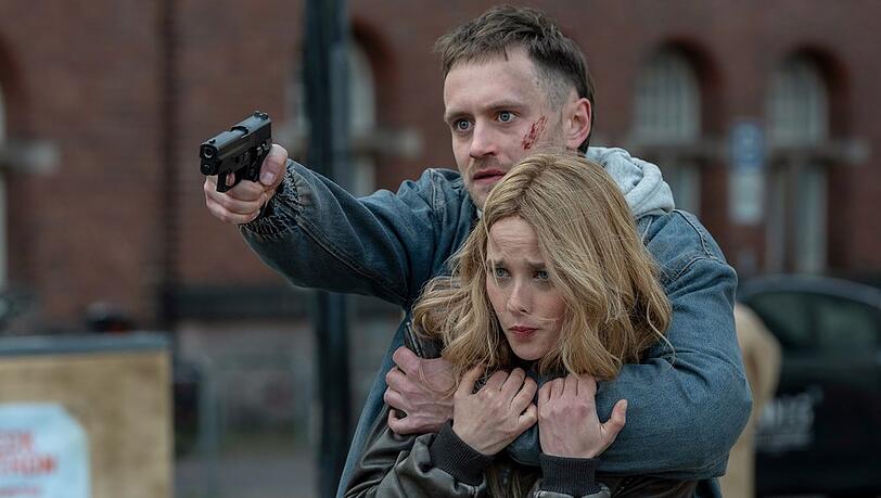 "Morden im Norden - Am Abgrund": Der Schmuckdieb (Adrian Julius Zillmann) nimmt die Passantin (Maja Juric), die ihm helfen wollte, als Geisel. "Morden im Norden - Am Abgrund": Der Schmuckdieb (Adrian Julius Zillmann) nimmt die Passantin (Maja Juric), die ihm helfen wollte, als Geisel.