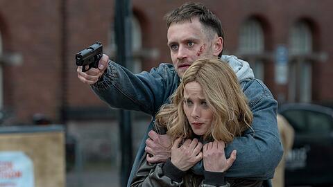 "Morden im Norden - Am Abgrund": Der Schmuckdieb (Adrian Julius Zillmann) nimmt die Passantin (Maja Juric), die ihm helfen wollte, als Geisel.
