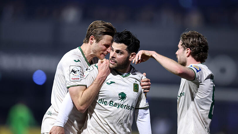 Ein Feuerwerk brennen im K&ouml;lner Sportpark H&ouml;henberg nur die mitgereisten Fans ab, auf dem Platz reicht den L&ouml;wen das Tor von Kevin VoIland (Mitte), der hier von Siemen Voet geherzt wird. Hinten jubelt David Philipp.