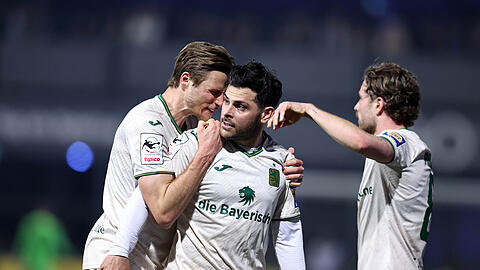 Ein Feuerwerk brennen im K&ouml;lner Sportpark H&ouml;henberg nur die mitgereisten Fans ab, auf dem Platz reicht den L&ouml;wen das Tor von Kevin VoIland (Mitte), der hier von Siemen Voet geherzt wird. Hinten jubelt David Philipp.