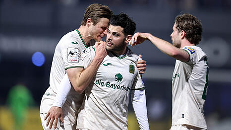 Ein Feuerwerk brennen im K&ouml;lner Sportpark H&ouml;henberg nur die mitgereisten Fans ab, auf dem Platz reicht den L&ouml;wen das Tor von Kevin VoIland (Mitte), der hier von Siemen Voet geherzt wird. Hinten jubelt David Philipp.