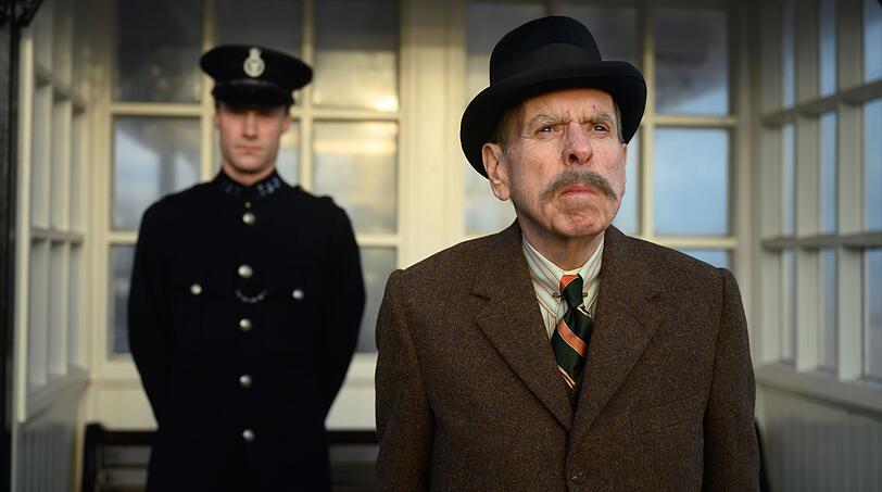 Ediths tyrannischer Vater Edward (Timothy Spall, rechts) ist über die "kleinen, schmutzigen Briefe" empört und drängt die Polizei, zu ermitteln. Ediths tyrannischer Vater Edward (Timothy Spall, rechts) ist über die "kleinen, schmutzigen Briefe" empört und drängt die Polizei, zu ermitteln.