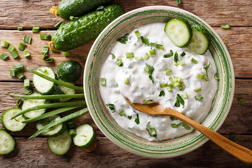 Einen Dip können Sie schnell aus Joghurt oder Frischkäse herstellen. Im Supermarkt einfach die fettarme Variante wie zum Beispiel Skyr kaufen und wahlweise mit Schnittlauch, Basilikum oder Gurkenstückchen verfeinern. Einen Dip können Sie schnell aus Joghurt oder Frischkäse herstellen. Im Supermarkt einfach die fettarme Variante wie zum Beispiel Skyr kaufen und wahlweise mit Schnittlauch, Basilikum oder Gurkenstückchen verfeinern.
