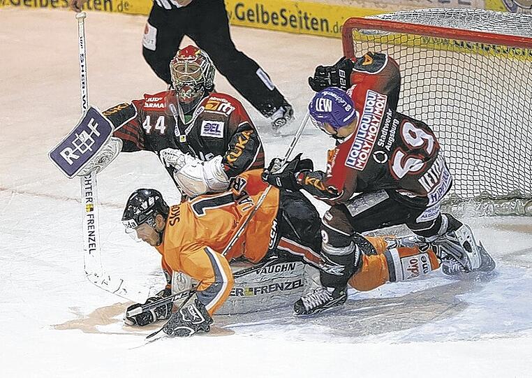 Unüberwindbar: Augsburg-Keeper Dennis Endras, der vom Ex-EHC-Star Florian Kettemer (r.) unterstützt wird, beim 1:0-Sieg im DEL-Halbfinale über Wolfsburg.