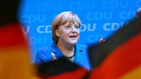 Angela Merkel zwischen Deutschland-Fahnen nach ihrem Sieg bei der Bundestagswahl in der CDU-Zentrale in Berlin.