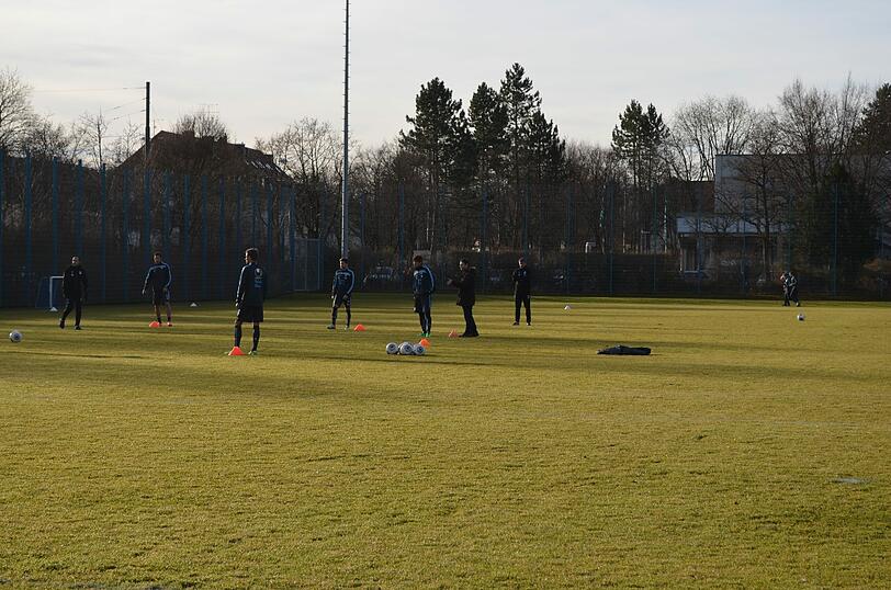 Ohne Dolmetscher geht nichts: Neu-Löwe Yuya Osako und sein Übersetzer Kim Dämpfling beim 1860-Training am Donnerstagvormittag.